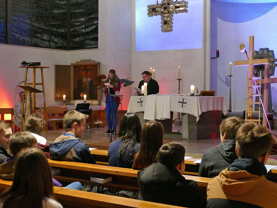 Firmvorbereitung mit Tauferinnerungsgottesdienst in St. Maria, Wolfhagen (Foto: Karl-Franz Thiede)